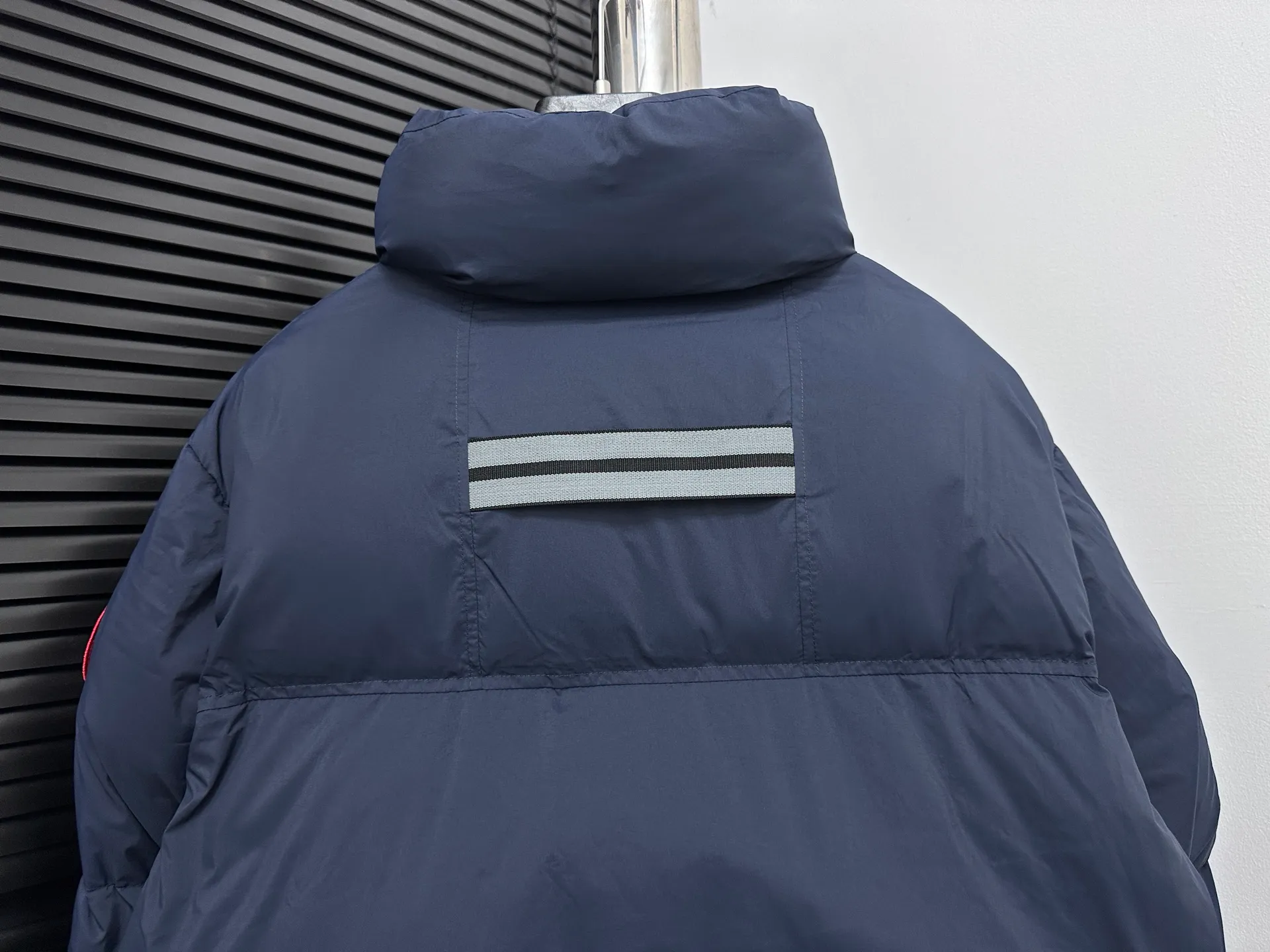 P840 【Canada gooes】Large Goose Sleeve Stand Collar Down Jacket Lawrence down jacket provides basic protection for daily adventures. Delicately soft fabric, this is a water-repellent fabric that is soft to the touch yet durable. Filled with extremely fluffy white duck down. This piece has a quilted body and structured down. Padded collar and reflective double-stripe grip tape. Extended hem and tucked-in inner rib-knit cuffs. Size: XS-2XL
